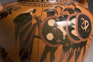 Tetőtéri fekete figurás amfora, amely jeleneteket ábrázol a trójai háború 249017-es kerámiarészletéből
